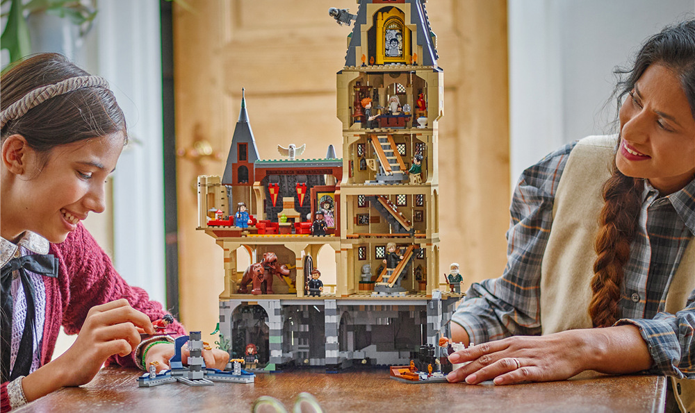 Stavebnica LEGO® Harry Potter™ 76454 Bradavický hrad: Hlavní věž Hlavná veža Rokfortu ukrýva rad miestností a odnímateľné priestory s okrídlenými kľúčmi a kúzelníckymi šach.