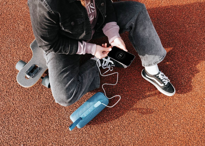 Prenosný reproduktor Concept SoundJoy BR5532 modrý Mobilný telefón pripojený k powerbanke reproduktora Concept SoundJoy BR5532 nabíjacím káblom