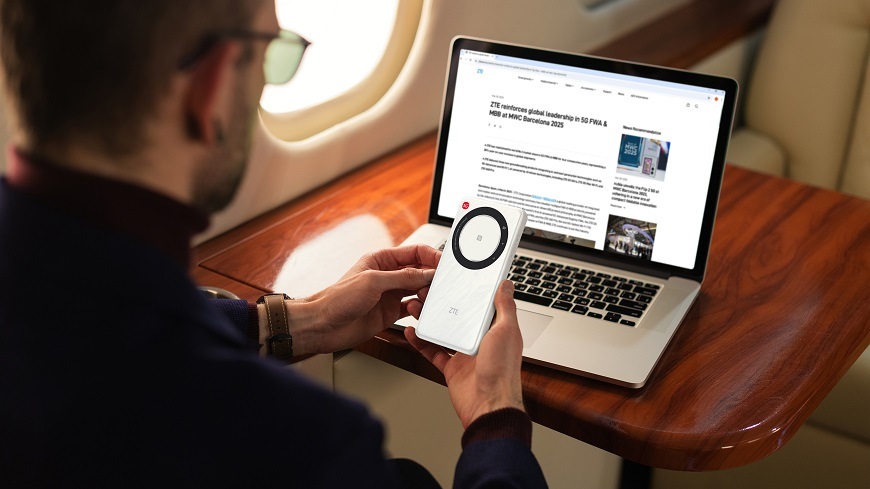 Router ZTE U30 Air 5G Mobile Wi-Fi biely Router ZTE U30 Air 5G Mobile Wi-Fi pri práci na notebooku a pripojení mobilného telefónu k internetu