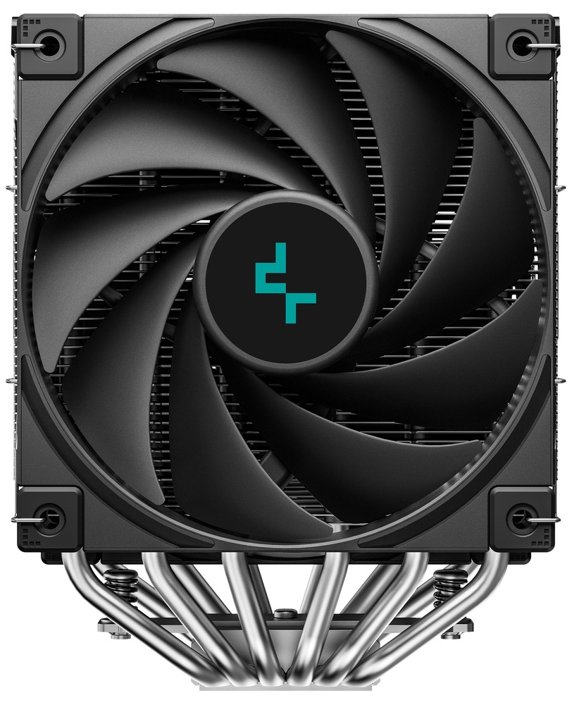 Na obrázku je chladič CPU DeepCool AK620 Digital SE z čelného pohľadu. Väčšinu plochy zaberá veľký čierny ventilátor s viacerými lopatkami a okrúhlym stredom s logom. Za ventilátorom sú cez medzery vidieť husté kovové rebrá dvojitej veže chladiča. Dole vyčnieva šesť strieborných zahnutých trubičiek (heatpipe), ktoré odvádzajú teplo od procesora do rebier.
