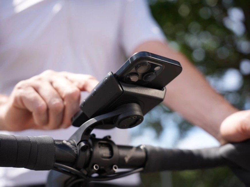 Držiak na mobil SP Connect Roadbike Bundle Universal čierny Držiak na mobil SP Connect Roadbike Bundle Universal inštalovaný na bicykli