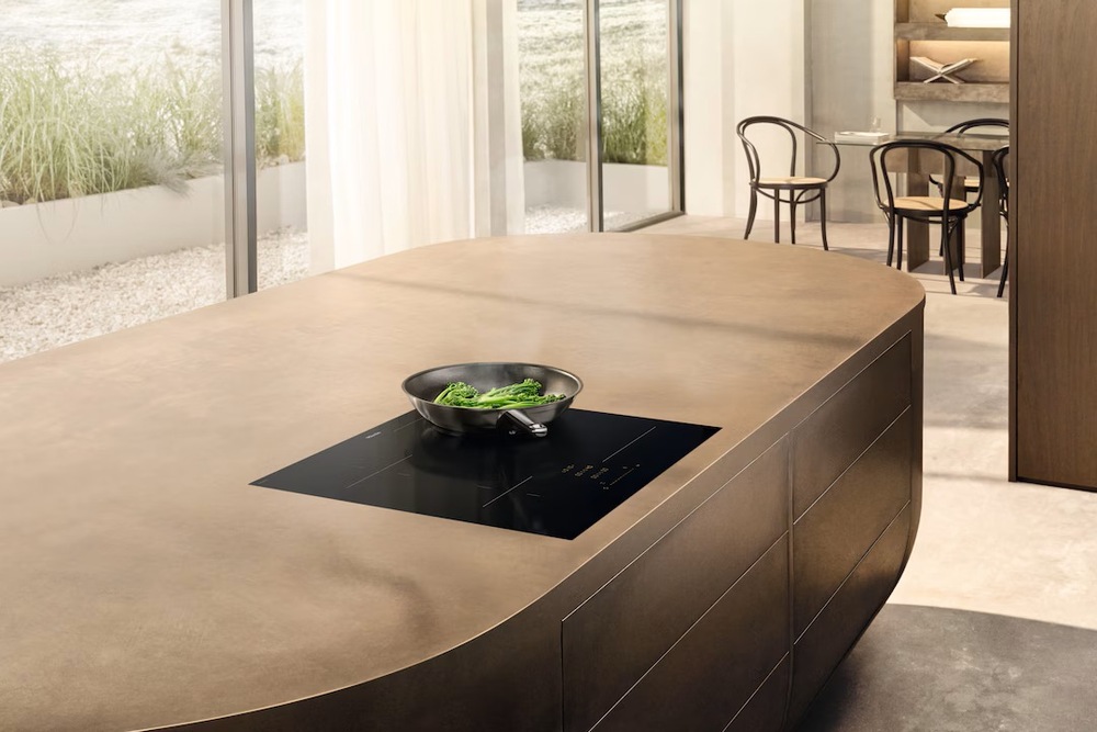 Indukčná varná doska Miele KM 8565 FL MattFinish čierna Výkonné zóny PowerFlex s boosterom až 7 360 W zaistia rýchly ohrev aj maximálnu flexibilitu.