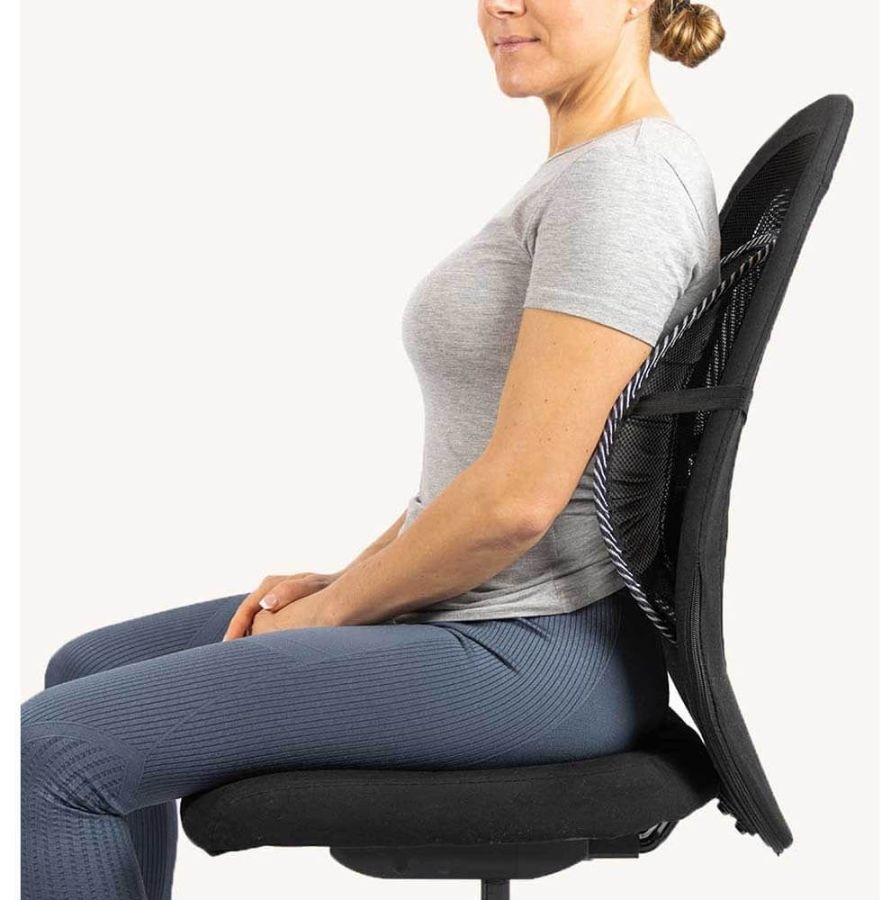 Bedrová opierka Swedish Posture BackRest Lumbar Support čierna Opierka podporuje prirodzené „S“ zakrivenie chrbtice, vedie k anatomicky správnemu sedeniu a vďaka výstupkom jemne masíruje bedrovú oblasť, čím uľavuje preťaženým svalom.