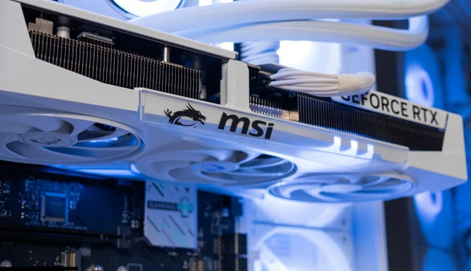 Herný počítač HAL3000 Master Gamer Ultimate-K biely HAL3000 Master Gamer Ultimate-K dodáva silu dedikovaná grafická karta NVIDIA GeForce RTX 5070 Ti