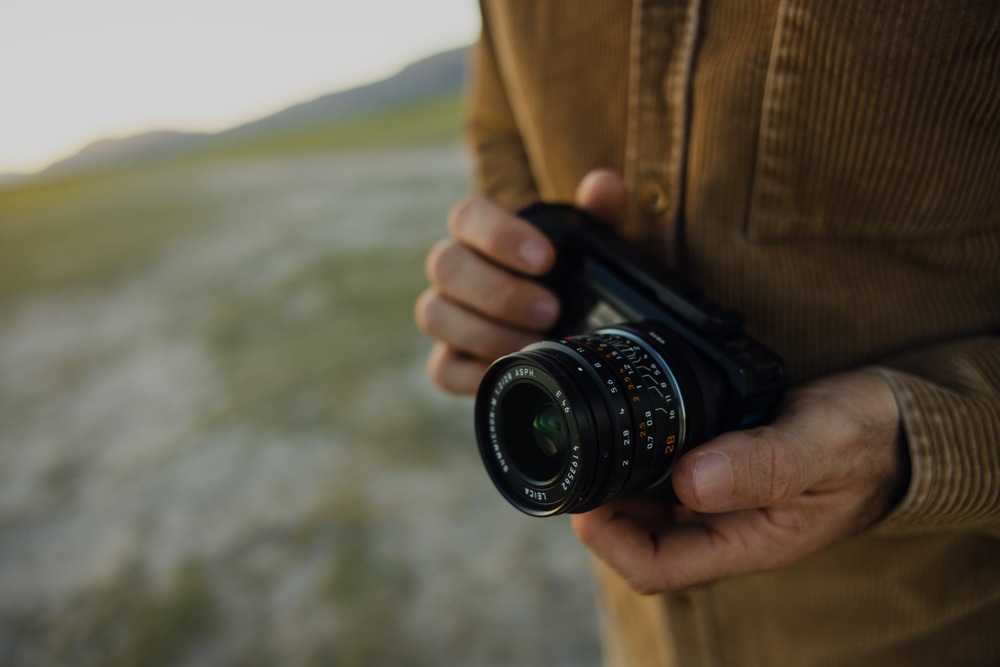 Muž drží kameru GoPro s nasadeným objektívom