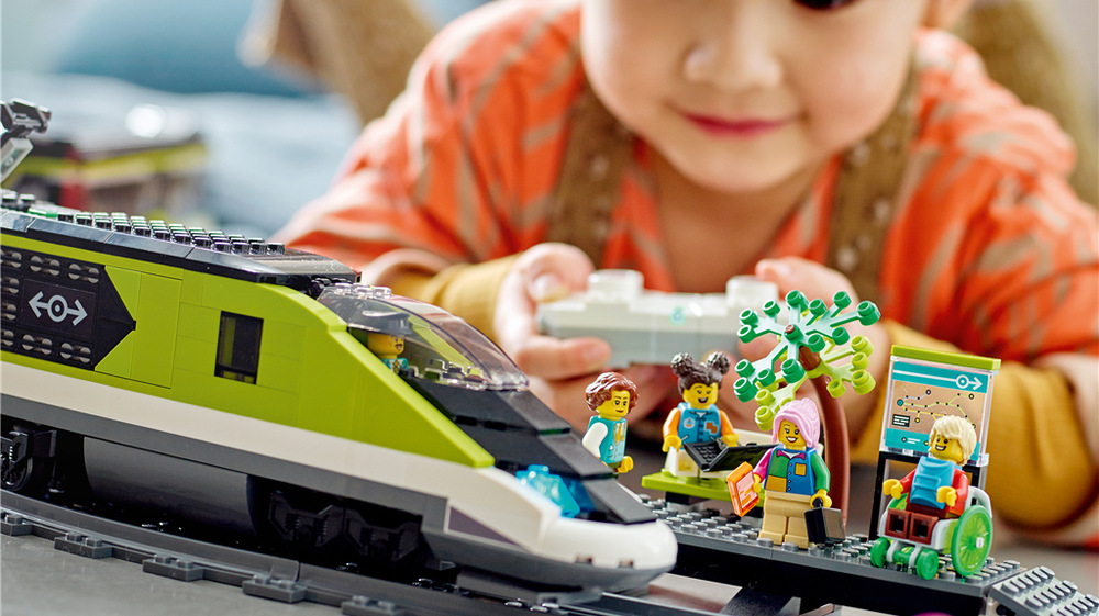 Stavebnica LEGO® City 60337 Expresní vláček Jedálenské auto, priestor pre batožinu a ďalšie vybavenie dávajú deťom priestor pre vlastné železničné príbehy.
