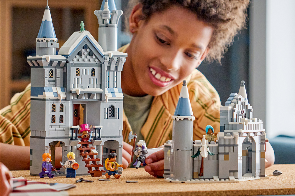 Stavebnica LEGO® ONE PIECE 75645 Bitka na hrade Drum Laboratórium, kuchyňa a trónna sála dopĺňajú zástavy, lampy, zbrane a štyri tajné spisy agentov na hľadanie.