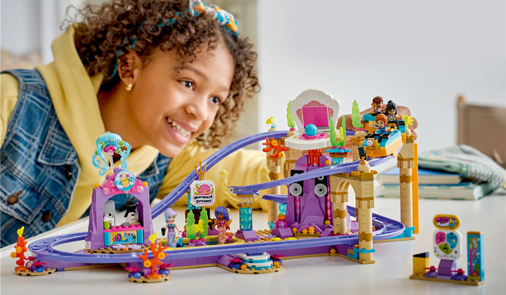 Stavebnica LEGO® Friends 42703 Jazda na horskej dráhe s morskými vílami Funkčná horská dráha z 864 dielikov ponúka napínavé jazdy a rozmerný model pre spoločné hranie.