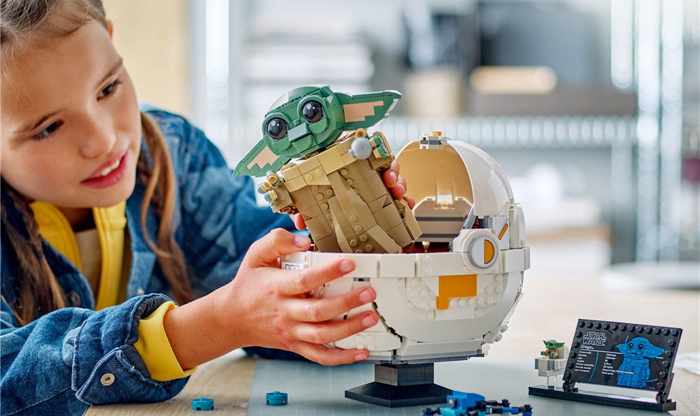 Stavebnica LEGO® Star Wars™ 75403 Grogu™ ve vznášejícím se kočárku Vznášajúci sa kočík, drobné rekvizity a menšia figúrka Grogua dopĺňajú pôsobivú výstavku.