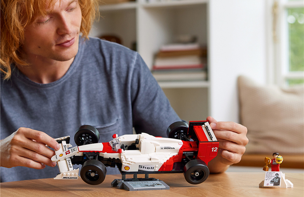 Stavebnica LEGO® Icons 10330 McLaren MP4/4 a Ayrton Senna Funkčné riadenie, nastaviteľné krídlo, pneumatiky, zrkadlá a turbomotor V6 dodávajú modelu autentický vzhľad.
