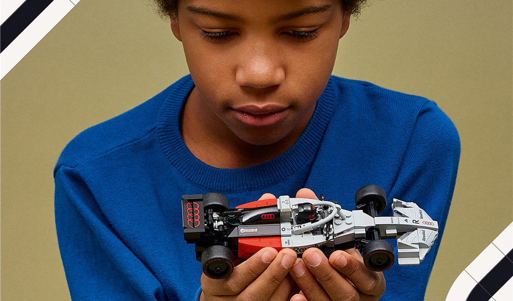 Stavebnica LEGO® Speed Champions 77259 Závodní auto Audi Revolut F1® Team R26 Zadné krídlo, tímové logo a minifigúrka pilota dodávajú modelu autentický vzhľad závodného monopostu Audi.