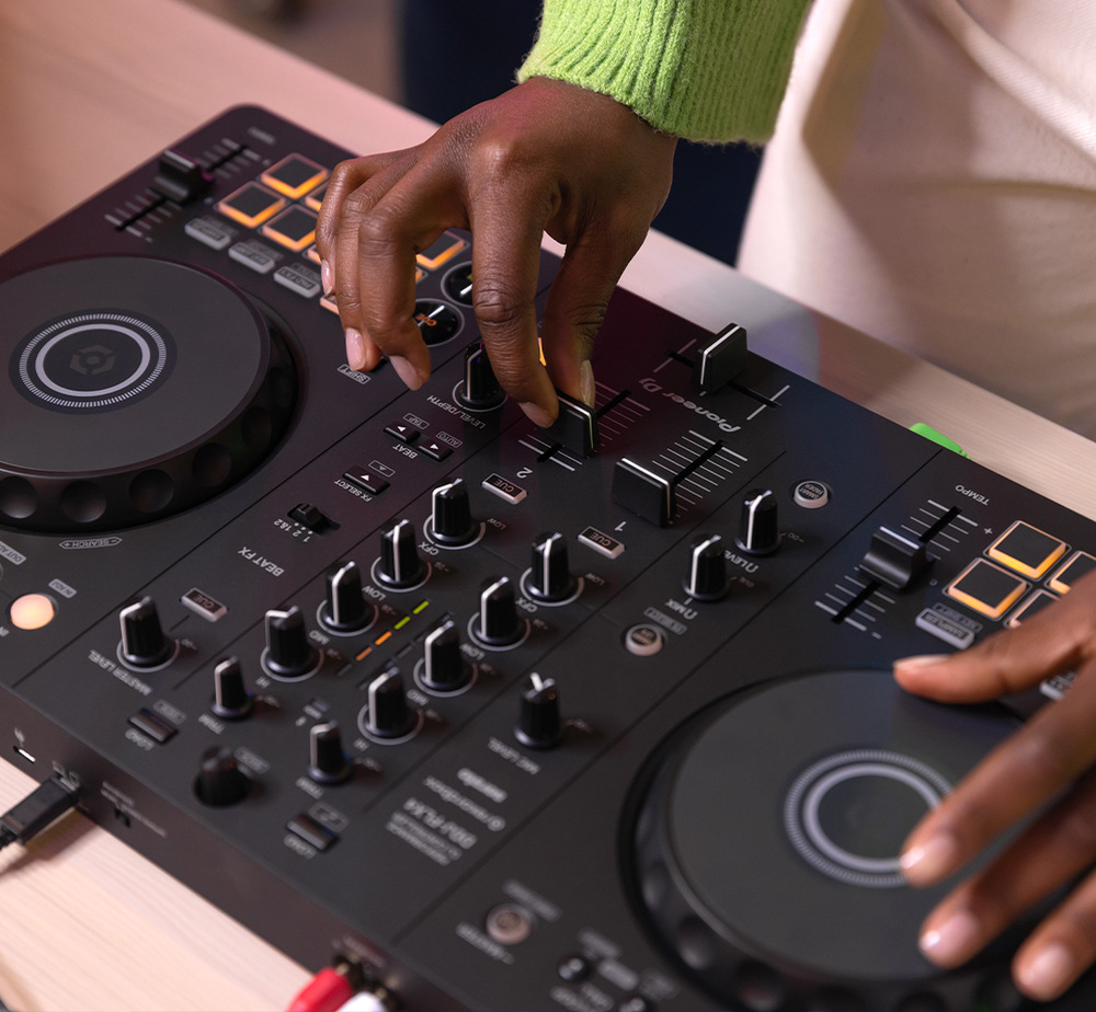 Mixážny pult Pioneer DJ DDJ-FLX4 Mixážny pult Pioneer - Smart Mixing pre ľahšie a plynulejšie prechody