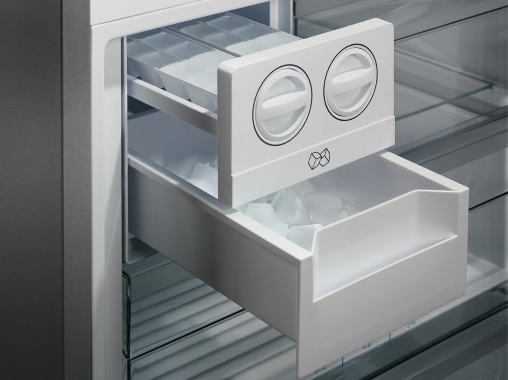 Chladnička s mrazničkou Electrolux Série 600 LNT6ME46X3 nerez Detail na výrobník ľadových kociek Icematic.