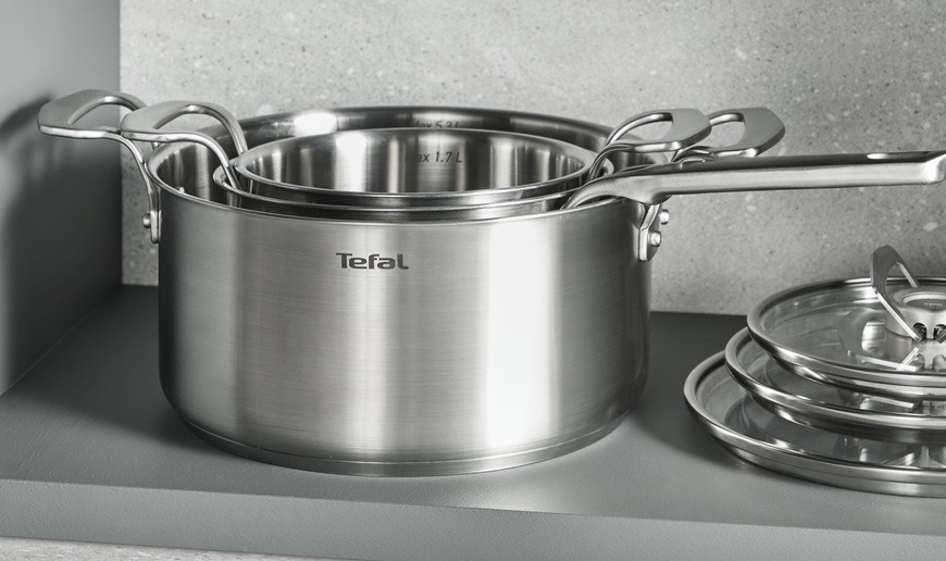 Hrniec s pokrievkou Tefal Extreme E5294304, 18 cm nerez sada kuchynského náčinia značky Tefal na linke.