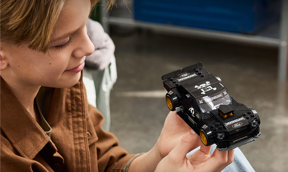 Minifigúrka Kena Blocka s helmou a závodným oblečením dodáva modelu autentickú atmosféru pre vlastné závody.