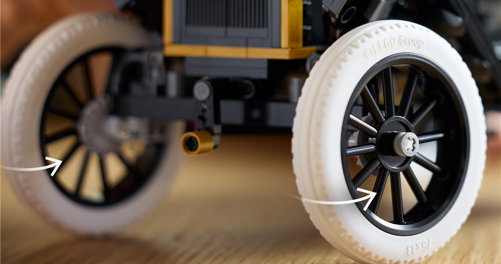 Stavebnica LEGO® Icons 11376 Ford Model T Ford Model T z roku 1910 pripomína počiatky automobilizmu a zaujme čiernou karosériou so zlatými detailmi.