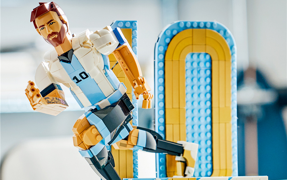 Stavebnica LEGO® Editions 43015 Lionel Messi – Futbalová legenda Číslo 10, nápis MESSI, menovka, detailná tvár a futbalová lopta vytvárajú model, ktorý verne pripomína slávneho hráča.