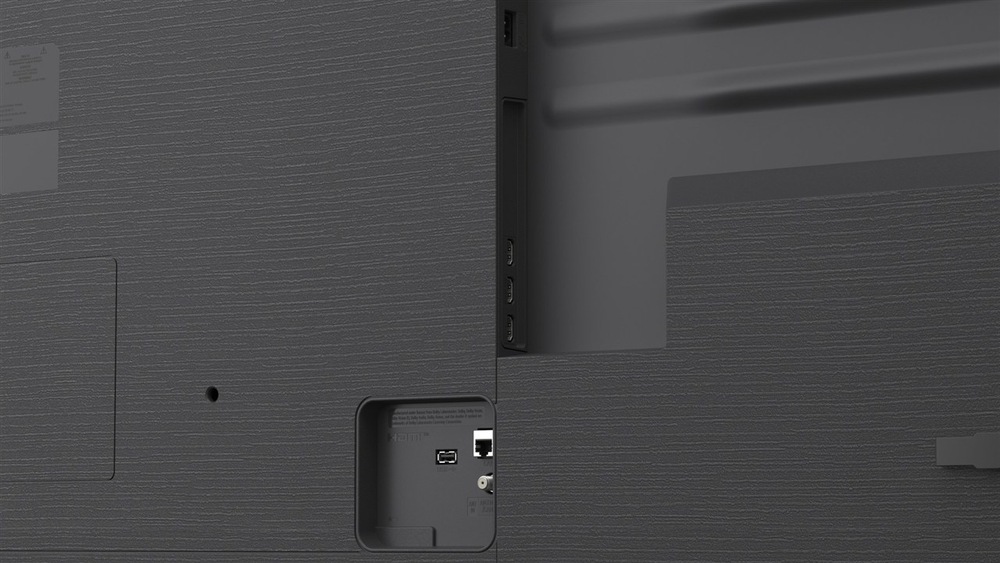 Detail zadného panelu televízie LG s USB portom.