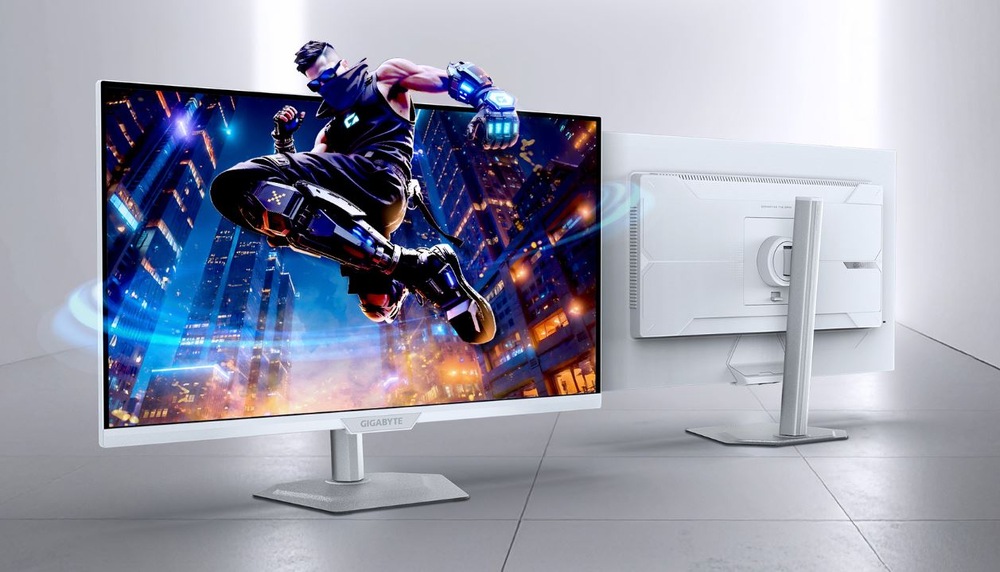 Futuristická herná scéna zobrazená na elegantnom bielom monitore. Displej zobrazuje dynamickú postavu v akcii na pozadí žiariacej mestskej krajiny v noci.