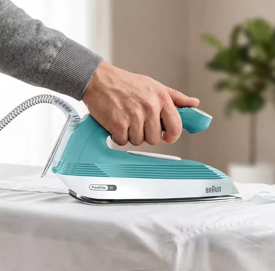 Žehliaci systém Braun Upstyle 2 IS2735.GR zelený Muž žehlí pánsku košeľu naparovačom Braun IS2735.GR Upstyle 2″ width=