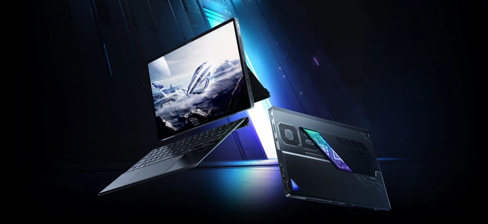 Elegantný čierny notebook plávajúci v modrom sci-fi svetle. Otvorená obrazovka zobrazuje futuristickú krajinu; spodná časť má priesvitný design, čo naznačuje hi-tech inovácie.
