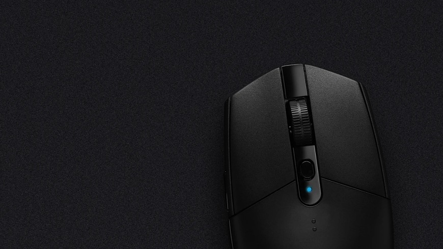 Logitech G440 Hard Gaming Mouse Pad - detail povrchu s myšou