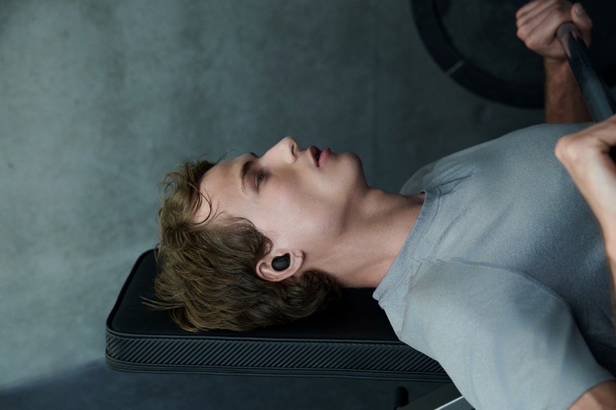 Slúchadlá Sony Noise Cancelling WF-1000XM6 - Prodloužená záruka zdarma po registraci čierna Muž zdvíhajúce činky má nasadené komfortné slúchadlá Sony WF-1000XM6