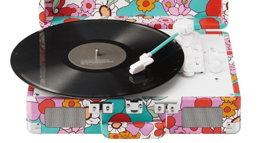 Gramofón Crosley Cruiser Plus červený/ružový Bluetooth v režime vstupu aj výstupu dopĺňa AUX, RCA a 3,5 mm jack pre široké možnosti pripojenia.