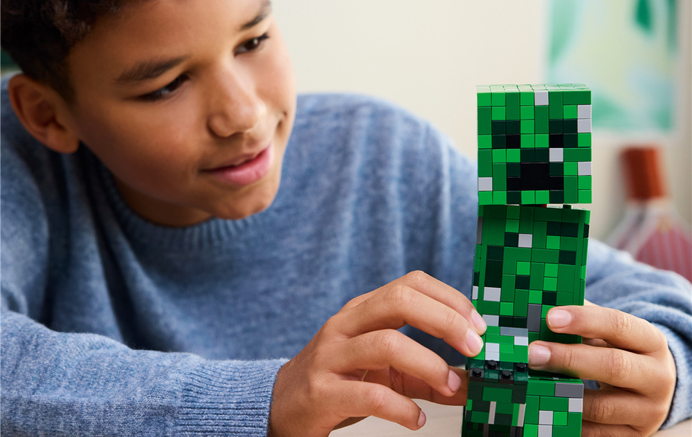 Stavebnica LEGO® Minecraft® 21276 The Creeper™ Aplikácia LEGO Builder prevedie deti od 10 rokov stavaním a hotový Creeper môžu vystaviť v izbičke.
