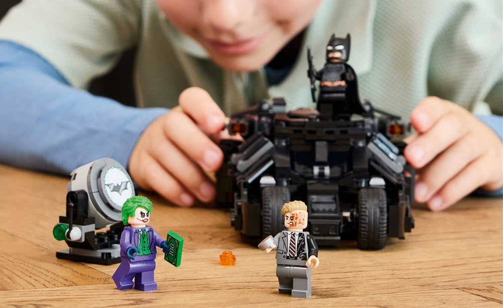 Stavebnica LEGO® DC Batman™ 76303 Batman™ Tumbler vs. Two-Face™ a Joker™ Batman, Joker a Two-Face prinášajú do hry Batarang, balík peňazí a typickú striebornú mincu.
