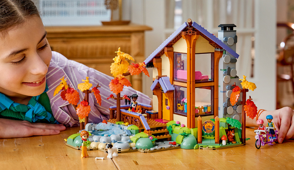 Stavebnica LEGO® Friends 42705 Útulná chata v jesennom lese Priestranná chata s niekoľkými miestnosťami ponúka zázemie pre odpočinok, varenie aj vymýšľanie dobrodružstva uprostred prírody.