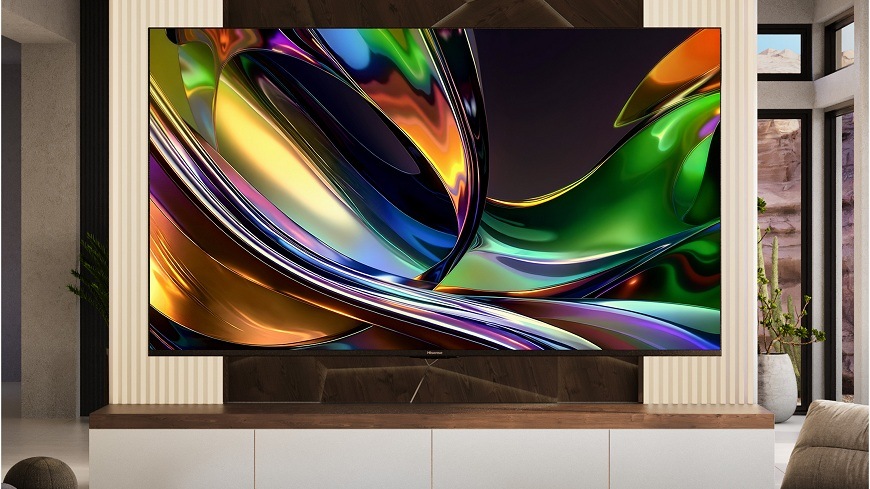 Televízor Hisense 75UR8S Televízia Hisense 75UR8S visí na stene v obývacej izbe