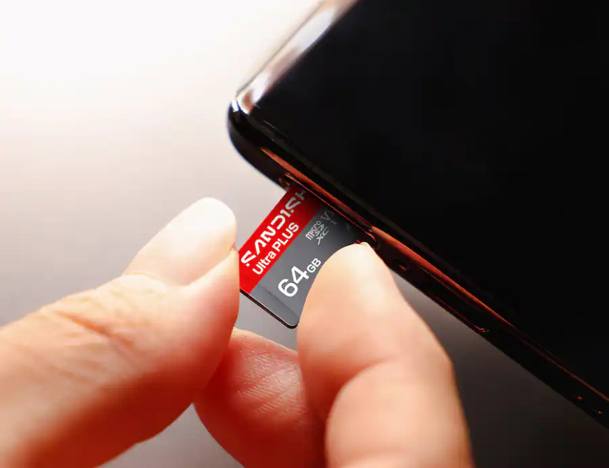 Vkladanie pamäťovej karty SanDisk Ultra Plus microSDXC do smartfónu