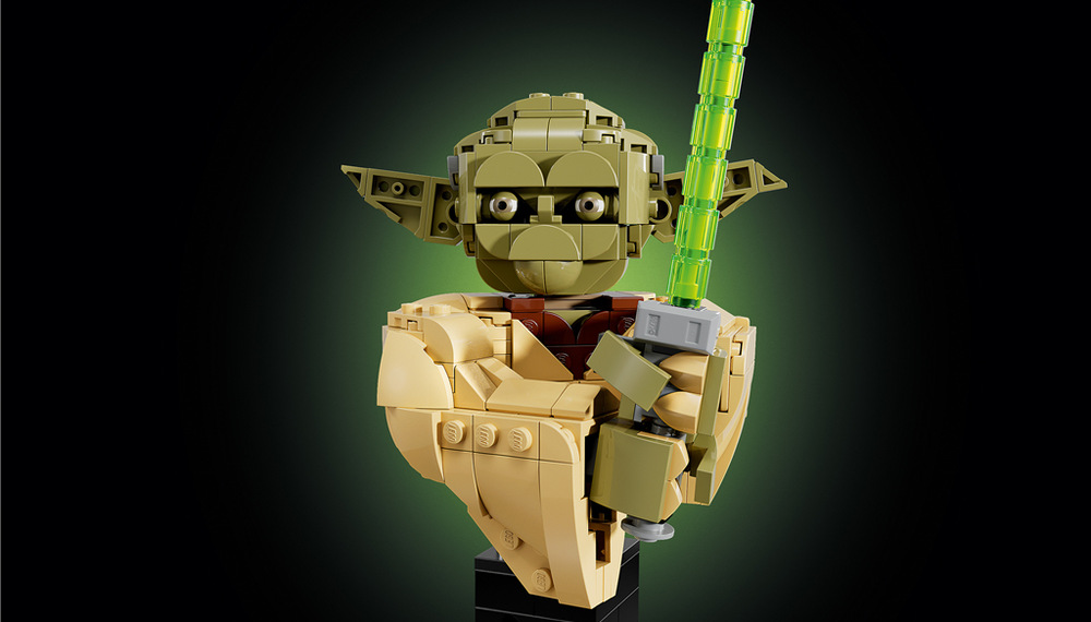 Stavebnica LEGO® Star Wars™ 75438 Busta Yody Pohyblivá hlava a uši umožňujú meniť Yodov výraz, zatiaľ čo zostaviteľný svetelný meč doplní jeho vzhľad.
