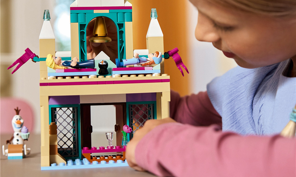 Stavebnica LEGO® │ Disney Ľadové kráľovstvo 43265 Hrad Arendelle z filmu Ľadové kráľovstvo Otvárací hrad Arendelle ukrýva jedáleň, spálňu, pohyblivé postele a zásuvky na preskúmanie.