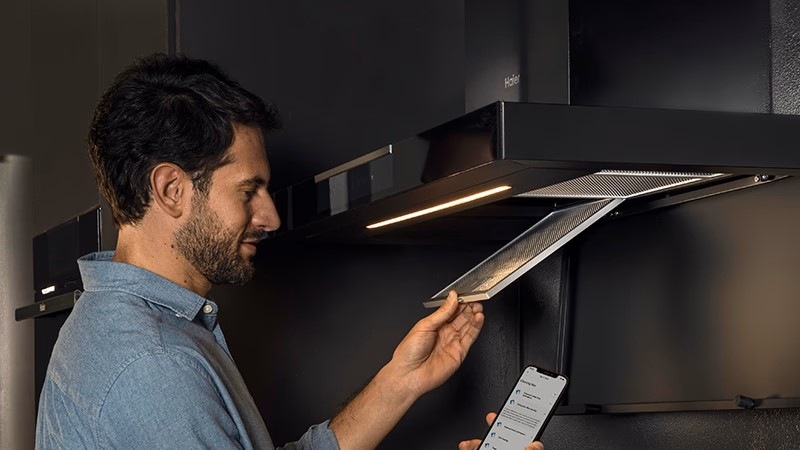 Odsávač pár Haier HABT6CBS6XBSLC nerez odsávač pár odsávač Haier HABT6CBS6XBSLC, muž vymieňa filter v digestore