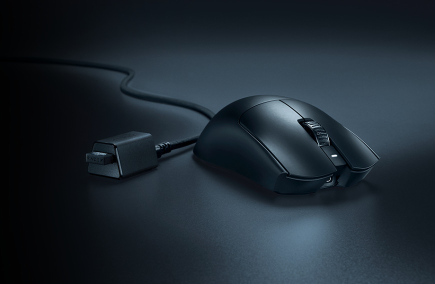 Myš Razer VIPER V3 PRO SE Wireless Esports Gaming čierna Pohľad na myš položenú na tmavom povrchu, so zameraním na minimalistický dizajn a čisté línie