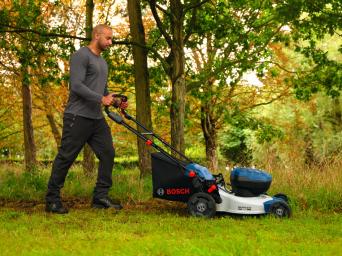 Kosačka Bosch Professional GRA 18V2-46SP (bez baterie) Akumulátorová kosačka Bosch Professional GRA 18V2-46SP pri kosení trávy v prírodnom teréne