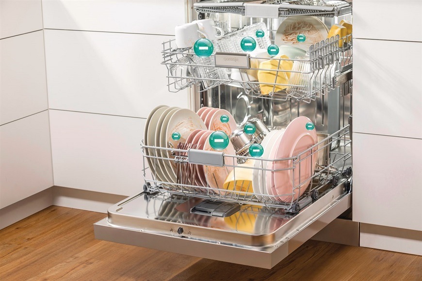 Umývačka riadu Gorenje EWW2117366 disponuje funkciou odloženého štartu. Na obrázku je otvorená umývačka s naukladaným riadom.