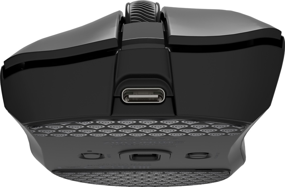 Myš Genesis Zircon 880 PRO čierna Detail prednej a spodnej časti myši Genesis Zircon 880 PRO. Uprostred prednej strany je nabíjací konektor USB-C, na spodnej ploche sú optický senzor, prepínače a klzáky.