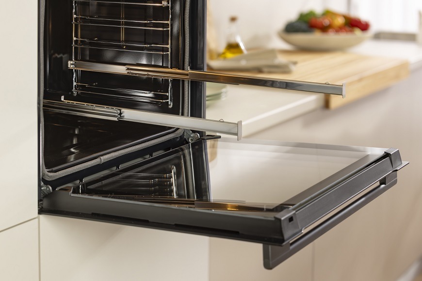 Vstavaná rúra Gorenje BPSA6138B, čierna, vodítka plechov