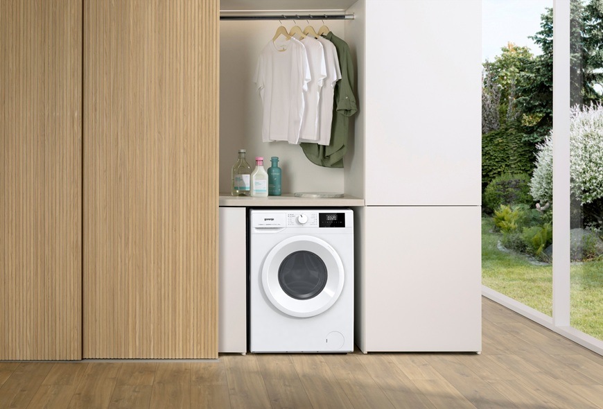 Na obrázku je vopred plnená práčka Gorenje WNGPI72SBS, umiestnená v práčovni