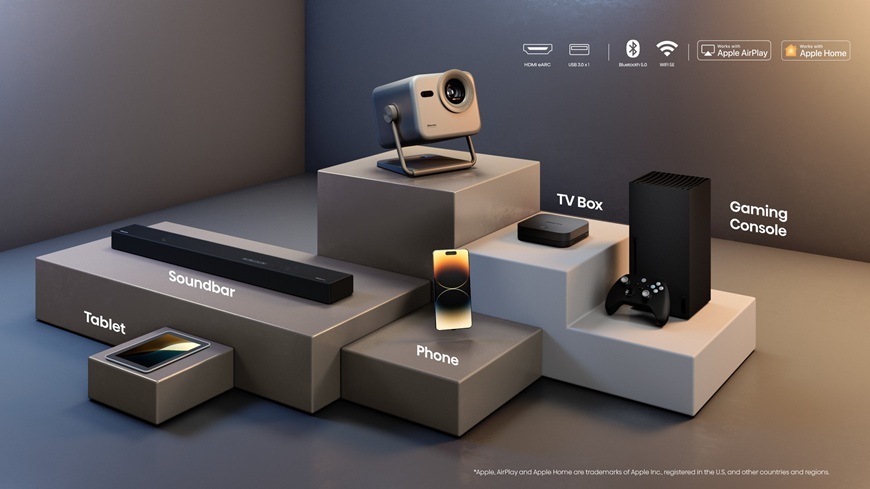 Laser TV Hisense M2SE PRO, okolo ktorej sa na podstavcoch nachádza rôzne príslušenstvo, ktoré je možné k projektoru pripojiť