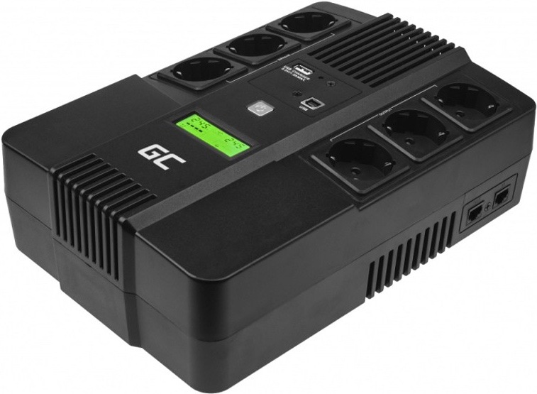 Na obrázku je čierny záložný zdroj Green Cell AiO 800VA LCD zachytený šikmo zhora. Má podlhovasté robustné telo so zaoblenými hranami, po stranách vetracie prieduchy a hore niekoľko sieťových zásuviek rozdelených do dvoch radov. Uprostred hornej plochy je malý zeleno podsvietený LCD displej, tlačidlo ovládania a vedľa aj USB port. Zariadenie pôsobí prakticky, technicky a je určené na ochranu pripojenej elektroniky pri výpadku prúdu.