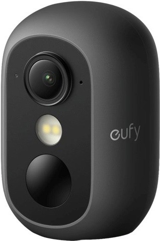 Na obrázku je čierna IP kamera Anker eufy C35 z predného šikmého pohľadu. Má kompaktné zaoblené telo a zvislý čelný panel, v ktorom je umiestnený objektív kamery, prisvetľovací LED prvok a spodný senzor. Na pravej strane tela je vidieť logo eufy. Kamera pôsobí nenápadne a jednoducho, vhodne na domáce zabezpečenie.