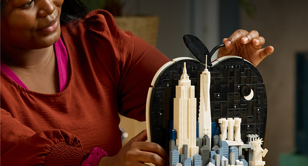 Stavebnica LEGO® Architecture 21066 New York – Velké jablko Model zachytáva Brooklynský most, Empire State Building, Sochu Slobody aj ďalšie ikonické miesta New Yorku.