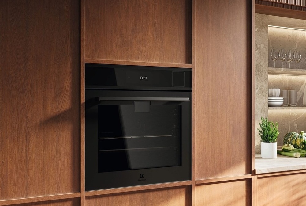 Rúra Electrolux EOA9S3DC séria 900 ProAssist SteamPro v kuchyni s dreveným dekorom
