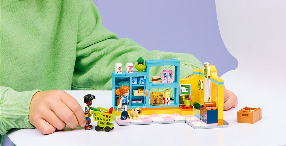 Stavebnica LEGO® Friends 42680 Samoobsluha v městečku Heartlake Samoobsluha umožní deťom dopĺňať tovar, nakupovať, platiť pri pokladni aj recyklovať prázdne fľaše.