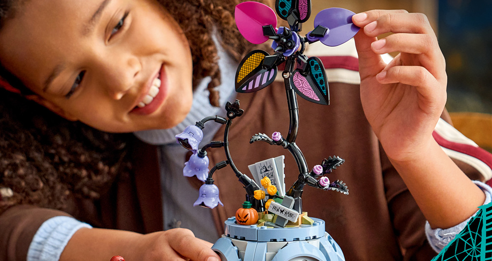Stavebnica LEGO® │ Disney 43288 Sallyin kvetináč Vnútri kvetináča nájdete tajnú kuchynku s kotlíkom a doplnky na vymýšľanie vlastných elixírov.