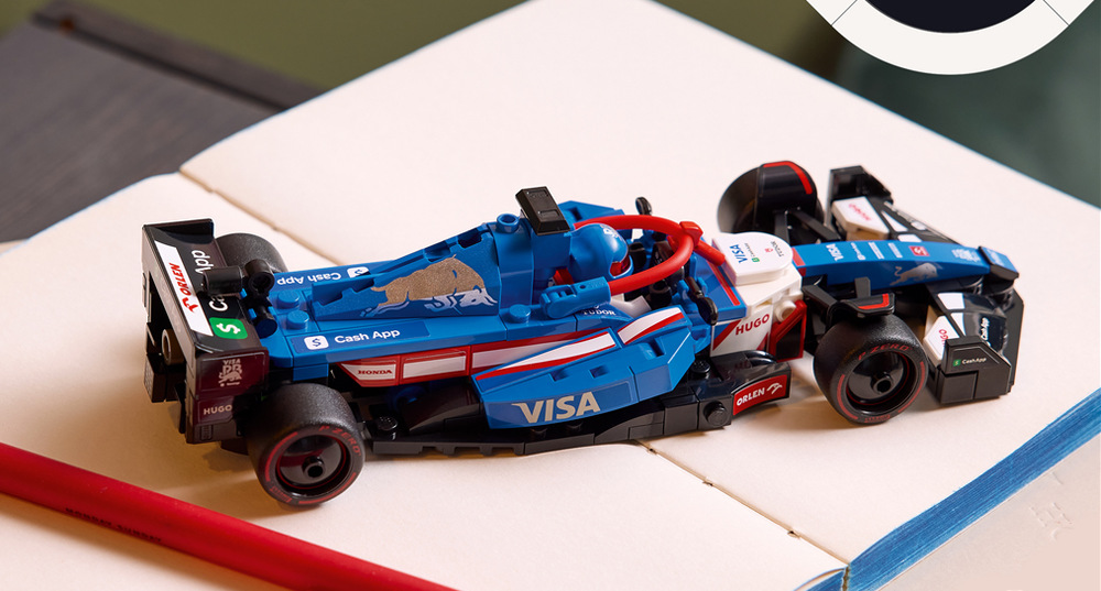 Stavebnica LEGO® Speed Champions 77246 Závodní auto Visa Cash App RB VCARB 01 F1® Model LEGO RB VCARB 01 verne zachytáva dizajn monopostu z roku 2024 vrátane svätožiare, polepov a pneumatík Pirelli.